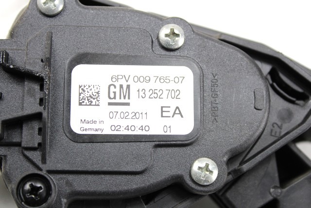 PEDALI OEM N. 13252702 ORIGINAL REZERVNI DEL OPEL ASTRA J P10 5P/3P/SW (2010 - 2015) DIESEL LETNIK 2011