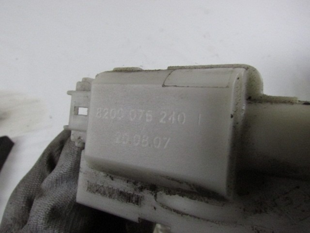 ZAKLEPANJE PRTLJA?NIH VRAT  OEM N. 8200076240 ORIGINAL REZERVNI DEL RENAULT SCENIC/GRAND SCENIC JM0/1 MK2 (2003 - 2009) BENZINA LETNIK 2007
