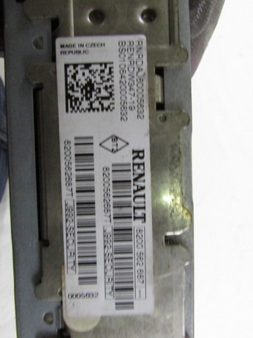 RADIO CD / OJACEVALNIK / IMETNIK HIFI OEM N. (D)8200562687 ORIGINAL REZERVNI DEL RENAULT SCENIC/GRAND SCENIC JM0/1 MK2 (2003 - 2009) BENZINA LETNIK 2007