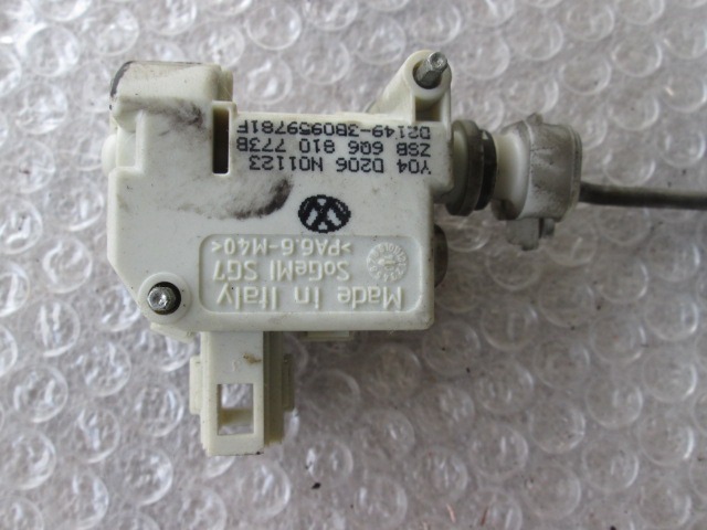 ZAKLEP LOPUTE GORIVA OEM N. 6Q6810773B ORIGINAL REZERVNI DEL VOLKSWAGEN POLO 9N (10/2001 - 2005) DIESEL LETNIK 2004