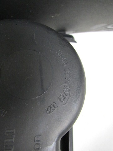 PLASTIKA MED SEDEZI BREZ NASLONJALA ROK OEM N. 8200071281 ORIGINAL REZERVNI DEL RENAULT CLIO BB CB MK2 R / CLIO STORIA (05/2001 - 2012) BENZINA LETNIK 2005