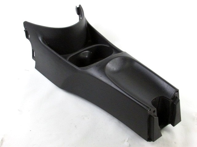PLASTIKA MED SEDEZI BREZ NASLONJALA ROK OEM N. 735429498 ORIGINAL REZERVNI DEL FIAT 500 CINQUECENTO 312 MK3 (2007 - 2015) DIESEL LETNIK 2008