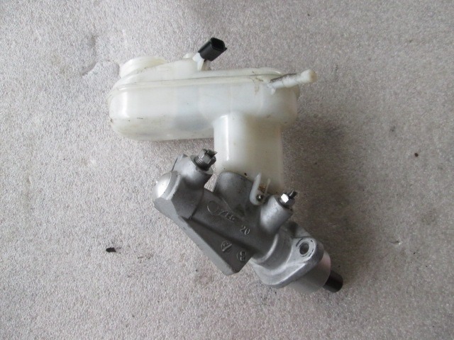 ZAVORNI CILINDER OEM N. 8200403300 ORIGINAL REZERVNI DEL RENAULT TWINGO CN0 MK2 (09/2006 - 11/2011) BENZINA LETNIK 2009