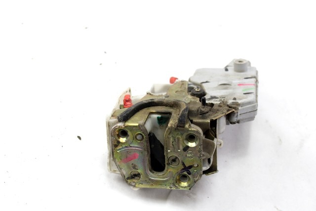 CENTRALNA KLJUCAVNICA ZADJIH LEVIH VRAT OEM N. 82503-2F000 ORIGINAL REZERVNI DEL NISSAN PRIMERA P11 (1996 - 2002)BENZINA LETNIK 1997
