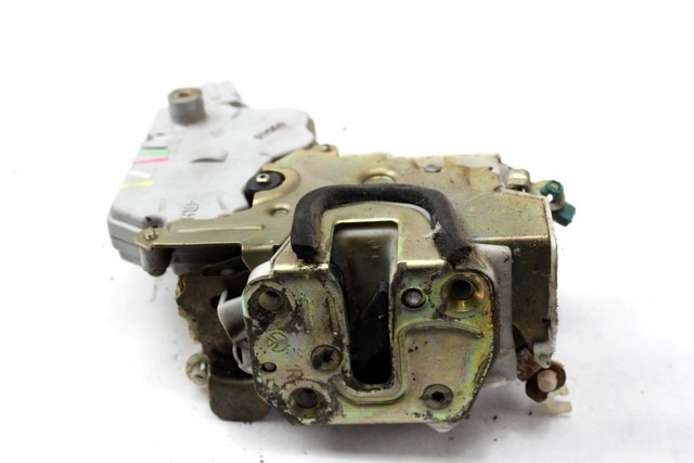 CENTRALNI ZAKLEP SPREDNJIH VRAT  OEM N. 80502-2F900 ORIGINAL REZERVNI DEL NISSAN PRIMERA P11 (1996 - 2002)BENZINA LETNIK 1997