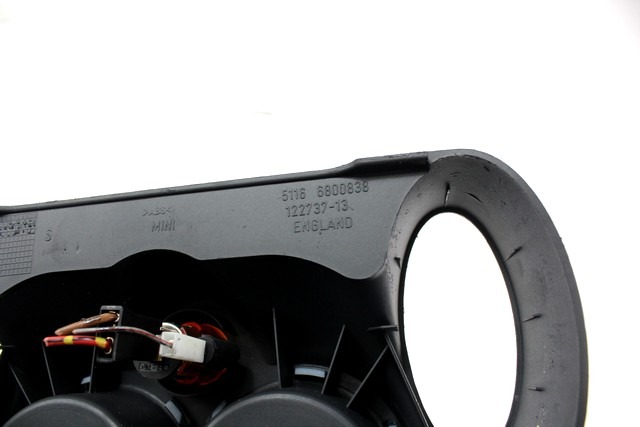 PLASTIKA MED SEDEZI BREZ NASLONJALA ROK OEM N. 51166800838 ORIGINAL REZERVNI DEL MINI ONE / COOPER / COOPER S R50 R52 R53 (2001-2006) DIESEL LETNIK 2004