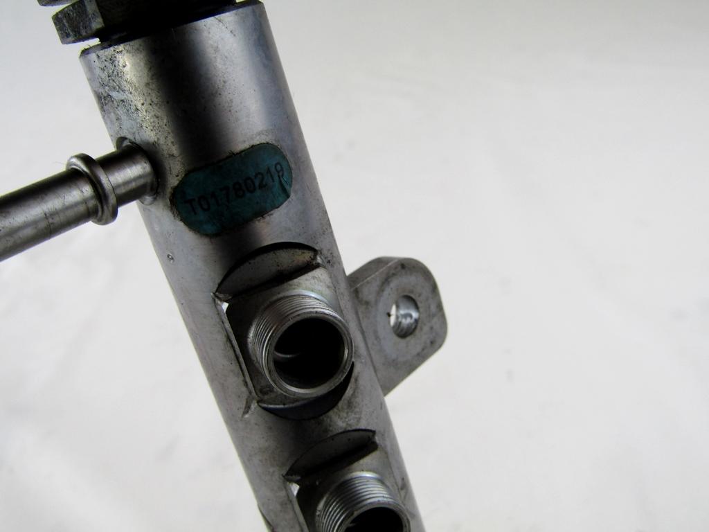 VOD VBRIZGA GORIVA OEM N. CK5Q-9D280-AB ORIGINAL REZERVNI DEL JAGUAR XF X250 MK1 (2008 - 2011)DIESEL LETNIK 2010