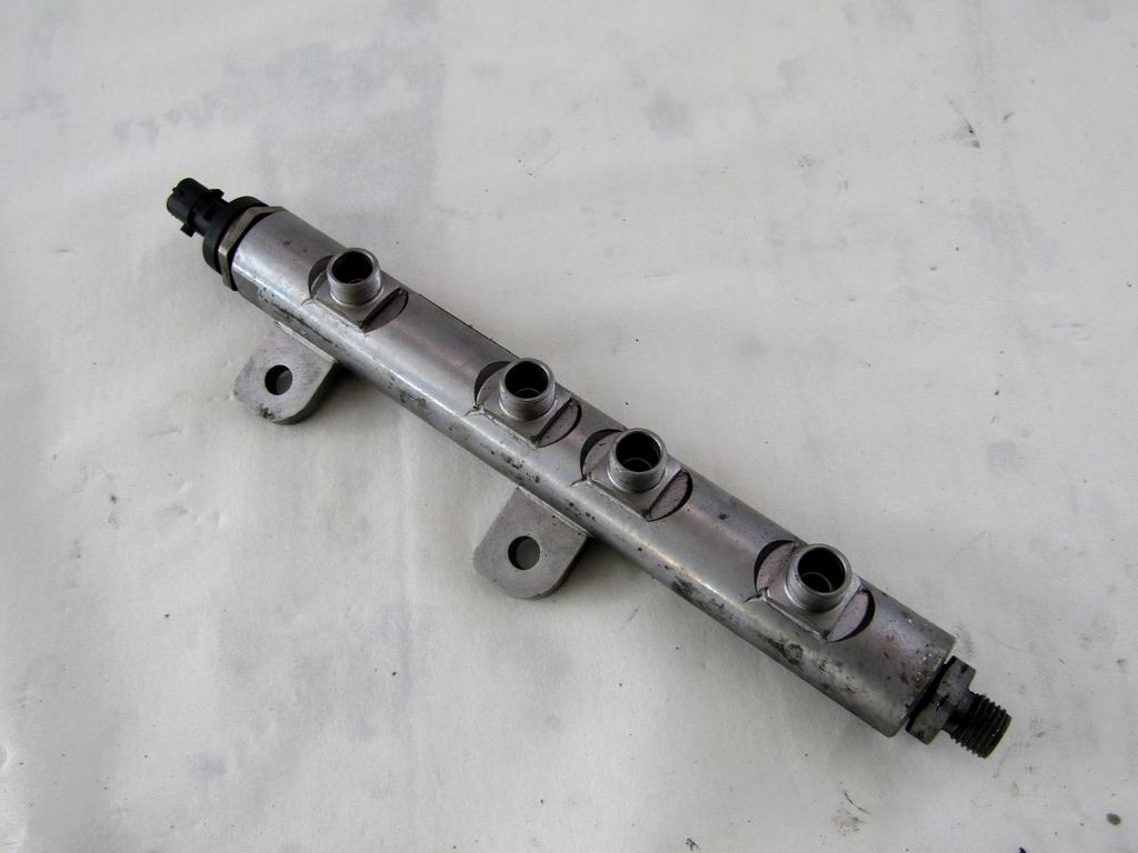 VOD VBRIZGA GORIVA OEM N. 9X2Q-9D280-FA ORIGINAL REZERVNI DEL JAGUAR XF X250 MK1 (2008 - 2011)DIESEL LETNIK 2010