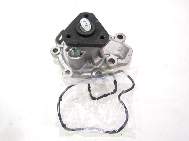 VODNA CRPALKA  OEM N. PE01-15-010B  ORIGINAL REZERVNI DEL MAZDA CX-3 DK (DAL 2015)BENZINA LETNIK 2016