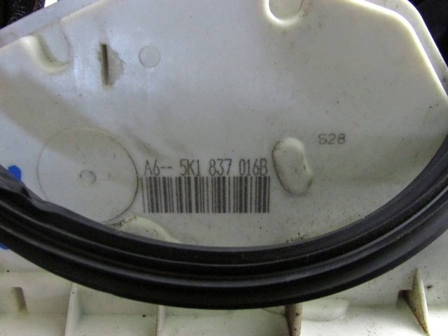 CENTRALNI ZAKLEP SPREDNJIH VRAT  OEM N. 5K1837016B ORIGINAL REZERVNI DEL VOLKSWAGEN GOLF VI 5K1 517 AJ5 MK6 (2008-2012) DIESEL LETNIK 2011
