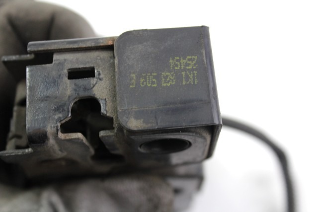 ZAKLEP POKROVA MOTORJA  OEM N. 1K1823509E ORIGINAL REZERVNI DEL VOLKSWAGEN GOLF V 1K1 1K5 MK5 BER/SW (02/2004-11/2008) DIESEL LETNIK 2005