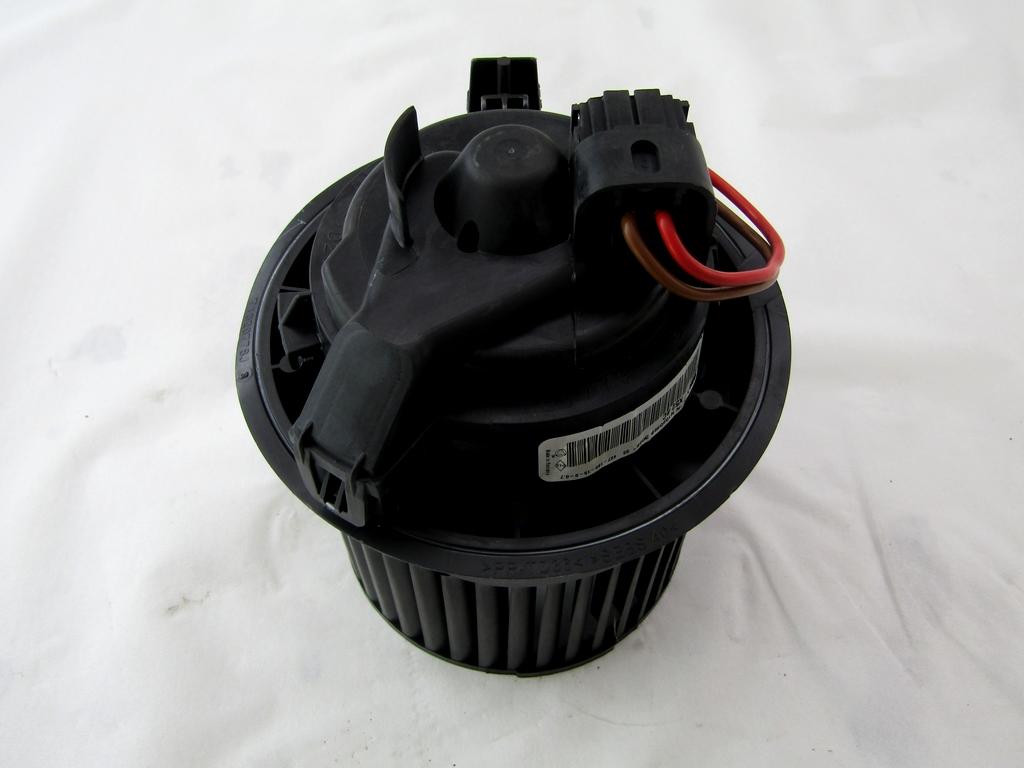 VENTILATOR  KABINE  OEM N. 272100975R ORIGINAL REZERVNI DEL DACIA SANDERO / SANDERO STEPWAY MK2 (2012 - 2016) BENZINA/GPL LETNIK 2015