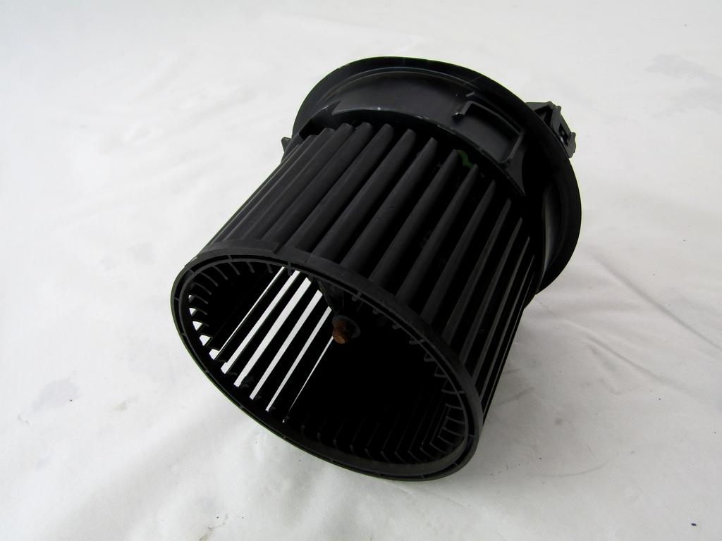 VENTILATOR  KABINE  OEM N. 272100975R ORIGINAL REZERVNI DEL DACIA SANDERO / SANDERO STEPWAY MK2 (2012 - 2016) BENZINA/GPL LETNIK 2015