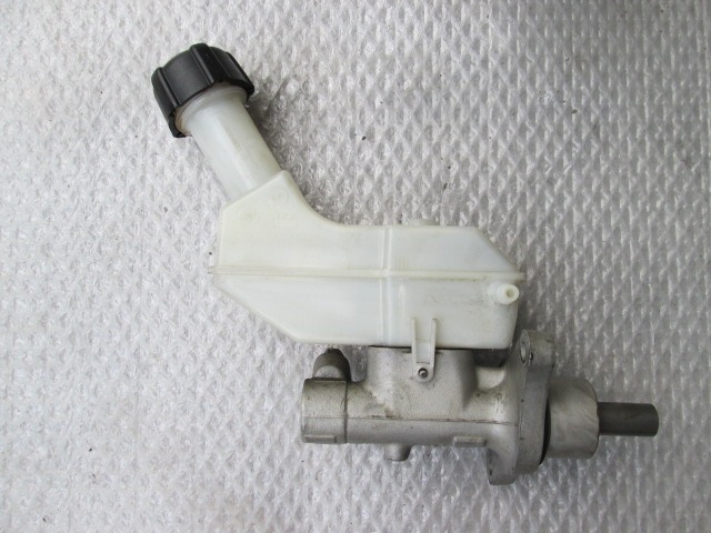 ZAVORNI CILINDER OEM N. 8200304083 ORIGINAL REZERVNI DEL RENAULT CLIO BR0//1 CR0/1 KR0/1 MK3 R (05/2009 - 2013) BENZINA LETNIK 2008