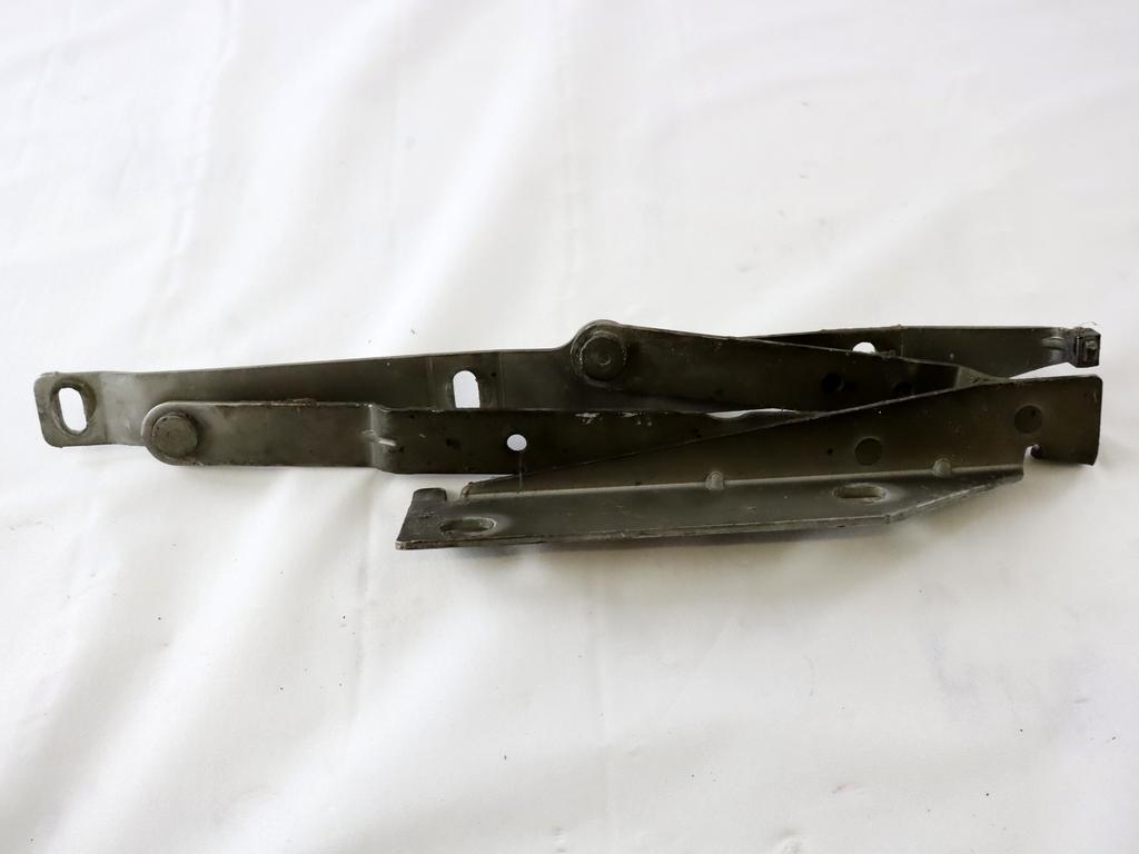 PANTI POKROVA MOTORJA OEM N. A6387500251 ORIGINAL REZERVNI DEL MERCEDES CLASSE V / VITO W638 (01/1999 - 12/2003) DIESEL LETNIK 2000