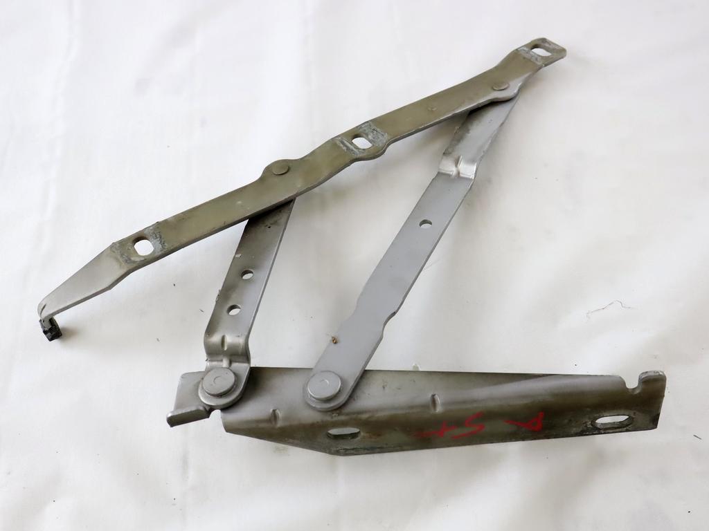 PANTI POKROVA MOTORJA OEM N. A6387500251 ORIGINAL REZERVNI DEL MERCEDES CLASSE V / VITO W638 (01/1999 - 12/2003) DIESEL LETNIK 2000