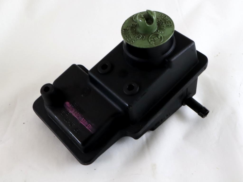REZERVOAR CRPALKA  SERVO VOLAN OEM N. 6N0422371D ORIGINAL REZERVNI DEL VOLKSWAGEN POLO 6N2 (10/1999 - 04/2002)DIESEL LETNIK 2000