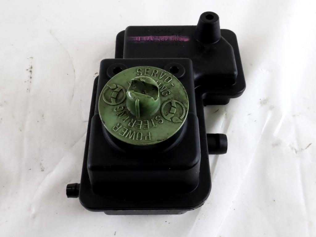 REZERVOAR CRPALKA  SERVO VOLAN OEM N. 6N0422371D ORIGINAL REZERVNI DEL VOLKSWAGEN POLO 6N2 (10/1999 - 04/2002)DIESEL LETNIK 2000