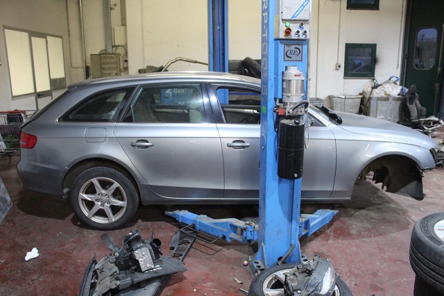 AUDI A4 B8 SW 2.0 D 105KW AUT 5P (2010) RICAMBIO USATO 