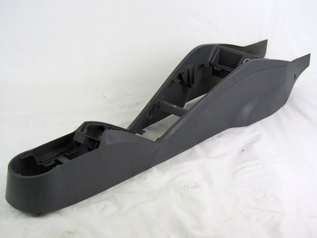 PLASTIKA MED SEDEZI BREZ NASLONJALA ROK OEM N. 6J0863243 ORIGINAL REZERVNI DEL SEAT IBIZA 6J5 6P1 MK4 BER/SW (2008 - 2012)BENZINA LETNIK 2009