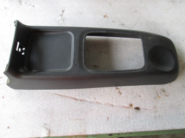 PLASTIKA MED SEDEZI BREZ NASLONJALA ROK OEM N. 90478103 ORIGINAL REZERVNI DEL OPEL TIGRA S93 (1994 - 2001) BENZINA LETNIK 1999