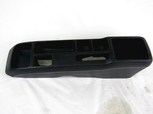 PLASTIKA MED SEDEZI BREZ NASLONJALA ROK OEM N. 58911-13060 ORIGINAL REZERVNI DEL TOYOTA COROLLA VERSO E12 (2001 - 2004) DIESEL LETNIK 2002