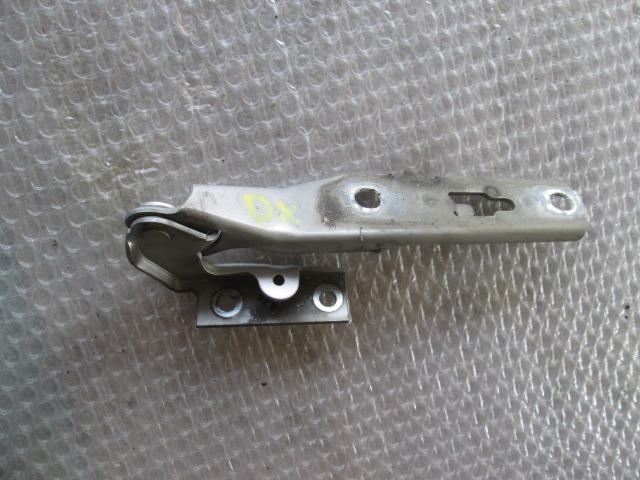 PANTI POKROVA MOTORJA OEM N. 8E0823302E ORIGINAL REZERVNI DEL AUDI A4 B6 8E2 8E5 BER/SW (2001 - 2005) DIESEL LETNIK 2002