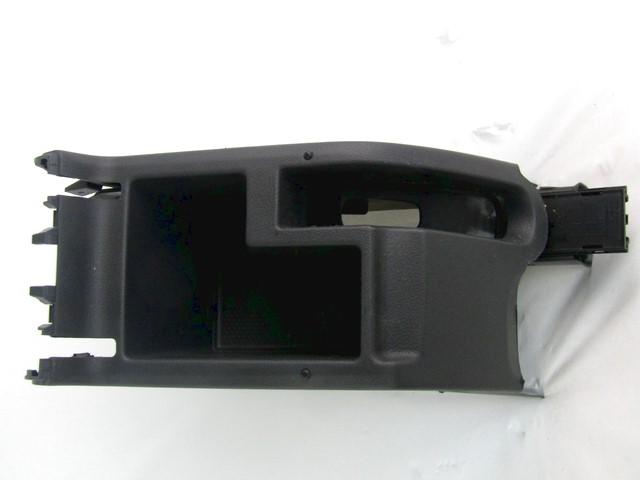PLASTIKA MED SEDEZI BREZ NASLONJALA ROK OEM N. 5M0863323M ORIGINAL REZERVNI DEL VOLKSWAGEN GOLF PLUS 5M1 521 MK1 (2004 - 2009) DIESEL LETNIK 2006