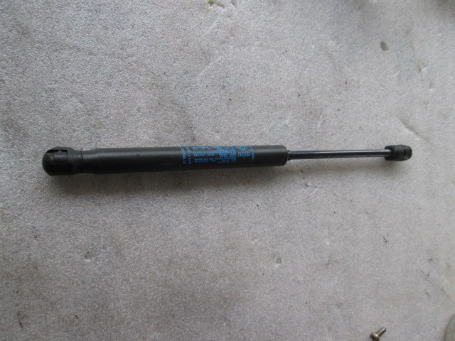 AMORTIZERJI POKROVA MOTORJA  OEM N. 51705073 ORIGINAL REZERVNI DEL LANCIA MUSA 350 (2004 - 2007) DIESEL LETNIK 2005