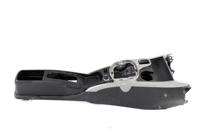 PLASTIKA MED SEDEZI BREZ NASLONJALA ROK OEM N. 156080682 ORIGINAL REZERVNI DEL ALFA ROMEO MITO 955 (2008 - 2018) BENZINA LETNIK 2010