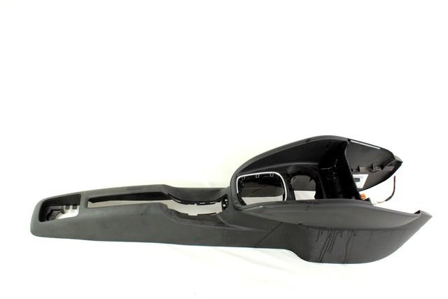 PLASTIKA MED SEDEZI BREZ NASLONJALA ROK OEM N. 8X0863240E ORIGINAL REZERVNI DEL AUDI A1 8X 8X1 8XF (2010 - 2015)DIESEL LETNIK 2014