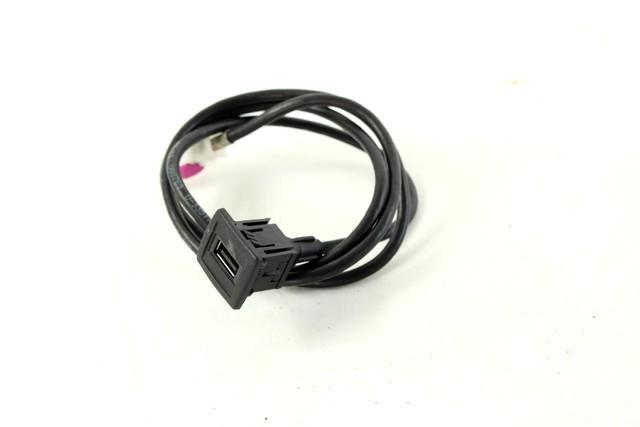 USB / AUX OEM N. A2468201315 ORIGINAL REZERVNI DEL MERCEDES CLASSE B W246 (2011 - 2018)DIESEL LETNIK 2012