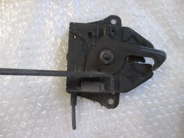 ZAKLEP POKROVA MOTORJA  OEM N. 811303 ORIGINAL REZERVNI DEL KIA SORENTO JC MK1 (2002 - 2009) DIESEL LETNIK 2004