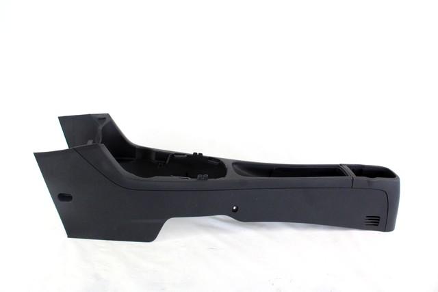 PLASTIKA MED SEDEZI BREZ NASLONJALA ROK OEM N. 13184076 ORIGINAL REZERVNI DEL OPEL CORSA D S07 (2006 - 2011) BENZINA/GPL LETNIK 2010