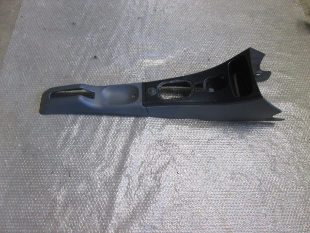 PLASTIKA MED SEDEZI BREZ NASLONJALA ROK OEM N. 28686890652 ORIGINAL REZERVNI DEL TATA INDIGO SW (2002 - 2009)DIESEL LETNIK 2006