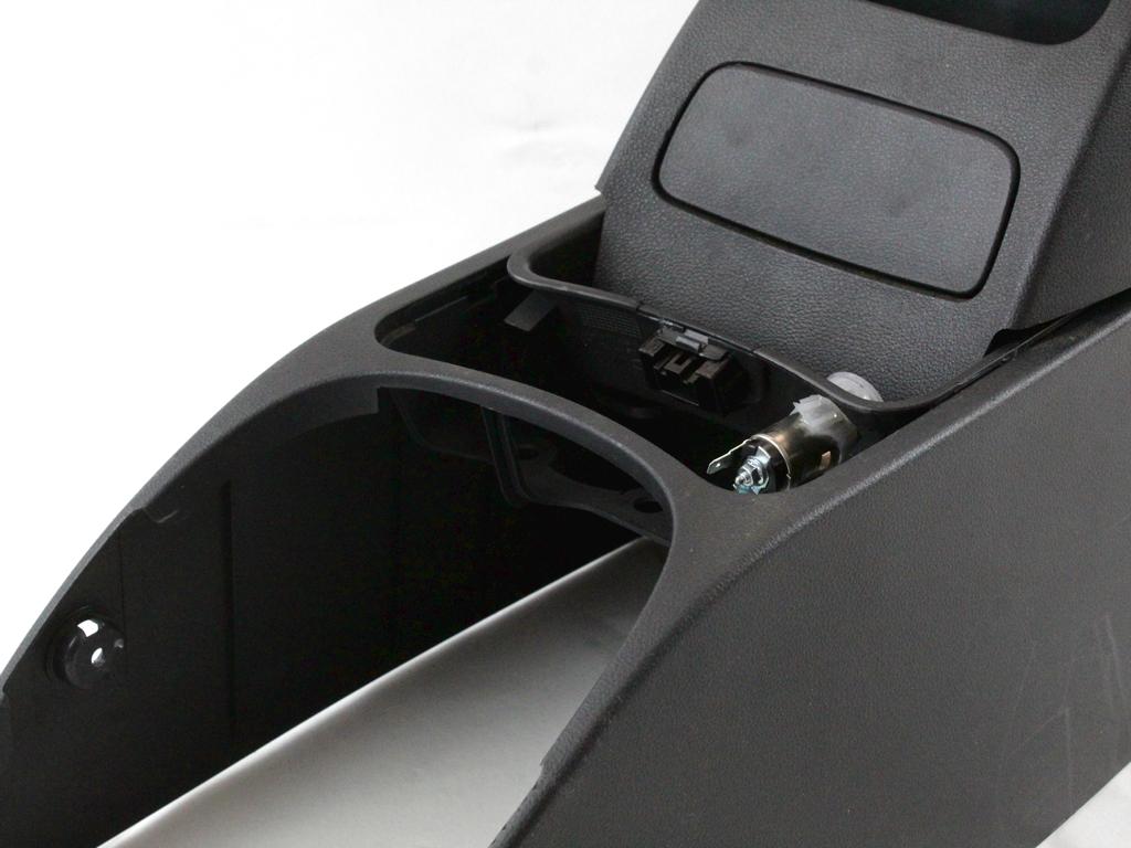NASLON ZA ROKE/SREDINSKA KONZOLA OEM N. 846201D0005T ORIGINAL REZERVNI DEL KIA CARENS UN MK3 (2006 - 2013) DIESEL LETNIK 2008