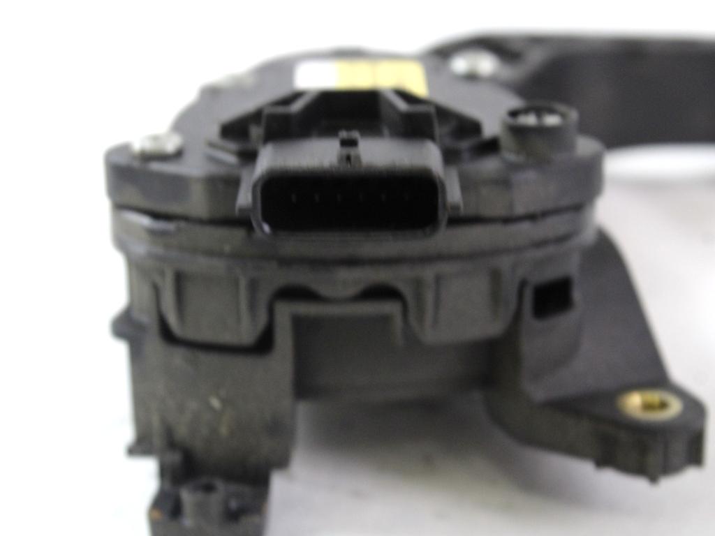 PEDALI OEM N. 180026342R ORIGINAL REZERVNI DEL DACIA SANDERO / SANDERO STEPWAY MK2 (2012 - 2016) BENZINA/GPL LETNIK 2015