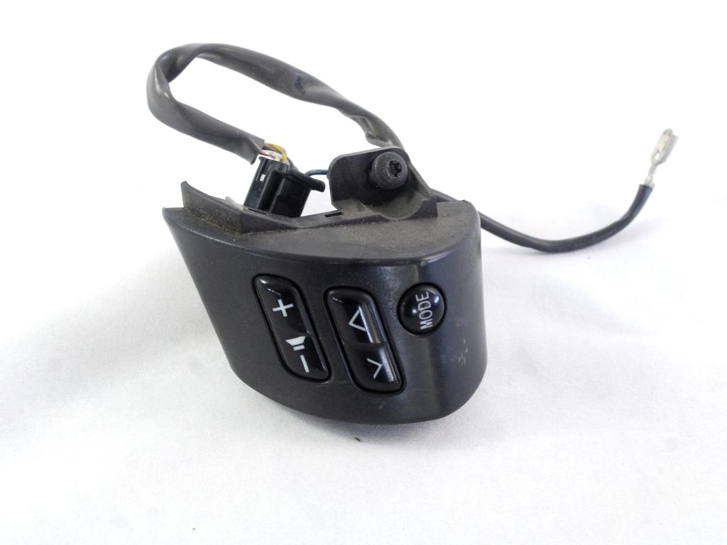 MULTIFUNKCIJSKI VOLAN OEM N. 8424712010B0 ORIGINAL REZERVNI DEL TOYOTA COROLLA E12 (2000 - 2006) DIESEL LETNIK 2005