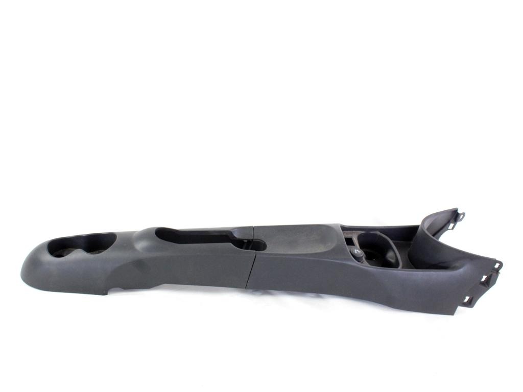 PLASTIKA MED SEDEZI BREZ NASLONJALA ROK OEM N. 735429498 ORIGINAL REZERVNI DEL FIAT 500 CINQUECENTO 312 MK3 (2007 - 2015) BENZINA LETNIK 2008
