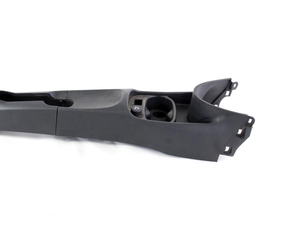 PLASTIKA MED SEDEZI BREZ NASLONJALA ROK OEM N. 735429498 ORIGINAL REZERVNI DEL FIAT 500 CINQUECENTO 312 MK3 (2007 - 2015) BENZINA LETNIK 2008