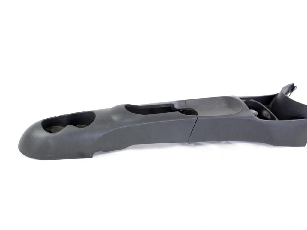 PLASTIKA MED SEDEZI BREZ NASLONJALA ROK OEM N. 735429498 ORIGINAL REZERVNI DEL FIAT 500 CINQUECENTO 312 MK3 (2007 - 2015) BENZINA LETNIK 2008