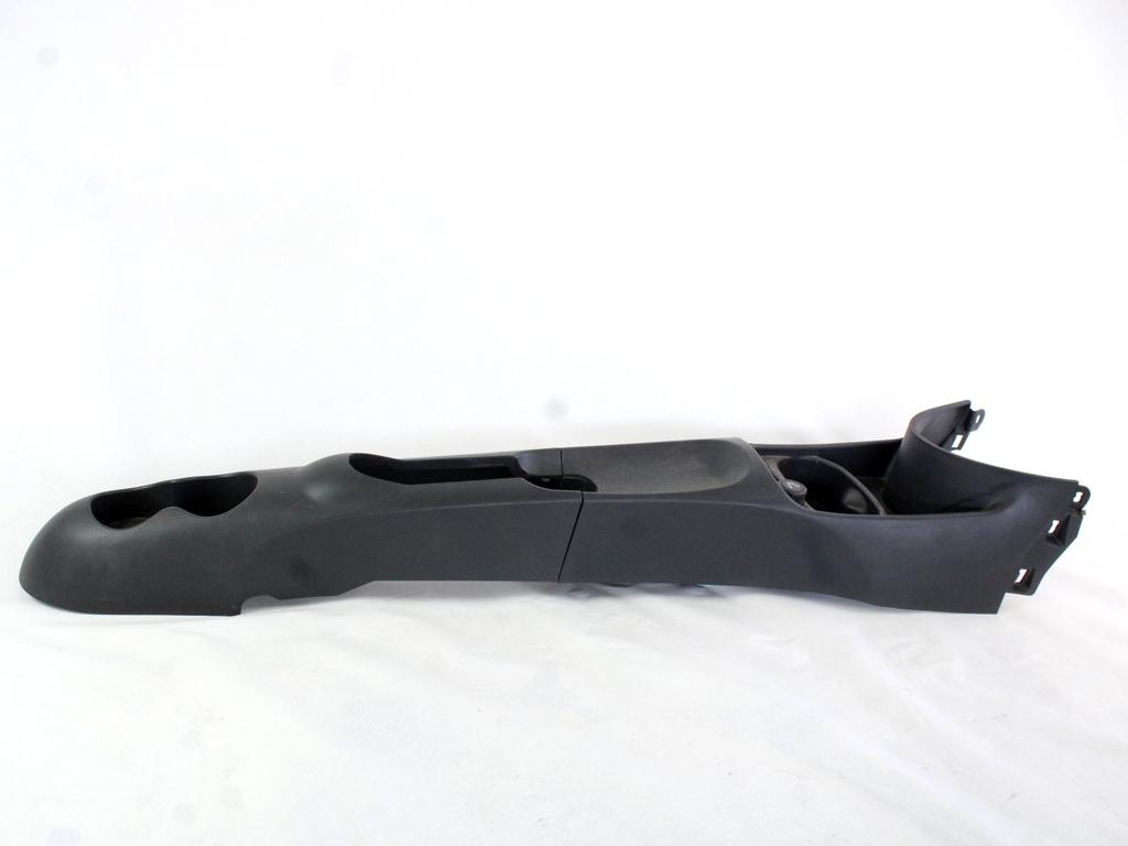 PLASTIKA MED SEDEZI BREZ NASLONJALA ROK OEM N. 735429498 ORIGINAL REZERVNI DEL FIAT 500 CINQUECENTO 312 MK3 (2007 - 2015) BENZINA LETNIK 2008