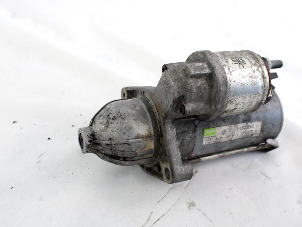 ZAGANJAC MOTORJA  OEM N. 51823860 ORIGINAL REZERVNI DEL FIAT 500 CINQUECENTO 312 MK3 (2007 - 2015) DIESEL LETNIK 2009