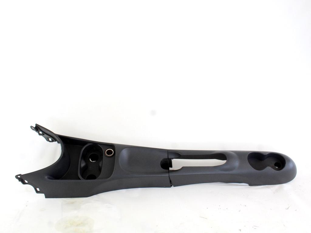 PLASTIKA MED SEDEZI BREZ NASLONJALA ROK OEM N. 735429498 ORIGINAL REZERVNI DEL FIAT 500 CINQUECENTO 312 MK3 (2007 - 2015) DIESEL LETNIK 2009