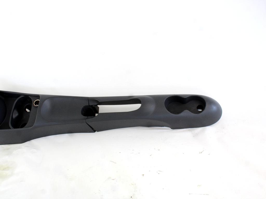 PLASTIKA MED SEDEZI BREZ NASLONJALA ROK OEM N. 735429498 ORIGINAL REZERVNI DEL FIAT 500 CINQUECENTO 312 MK3 (2007 - 2015) DIESEL LETNIK 2009
