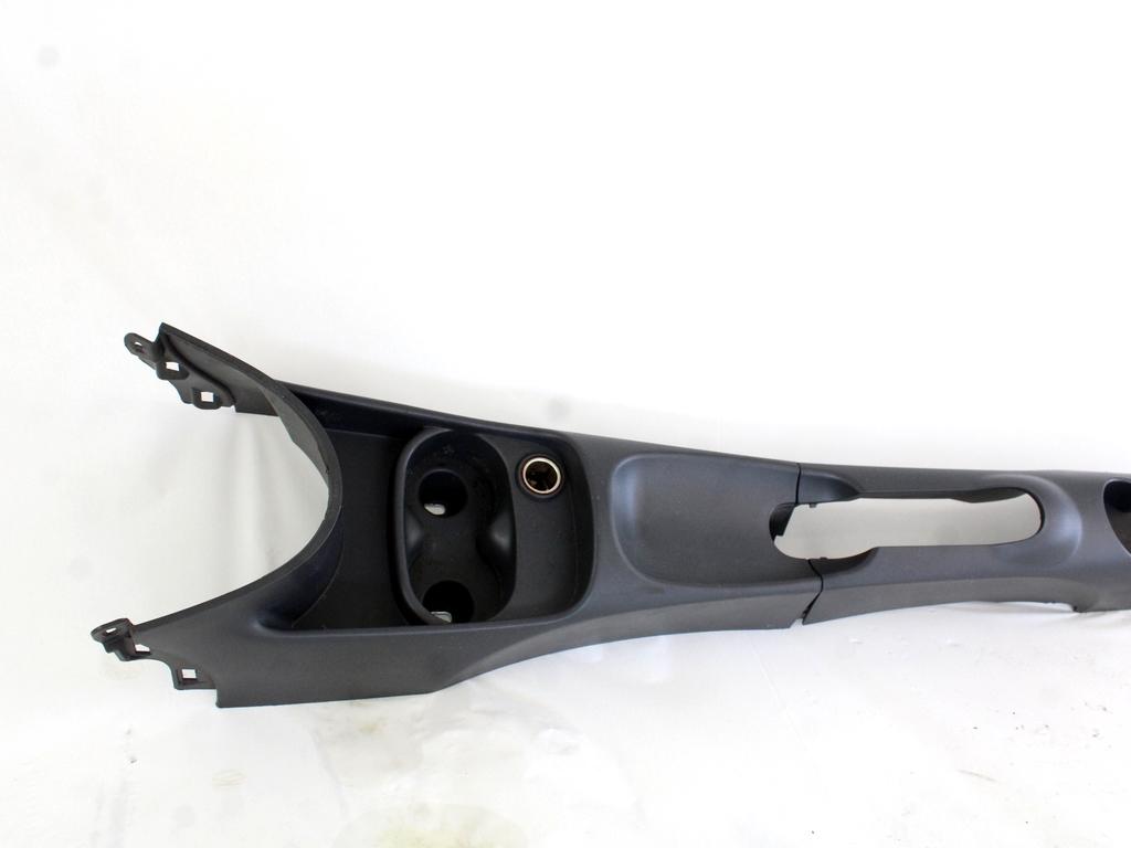 PLASTIKA MED SEDEZI BREZ NASLONJALA ROK OEM N. 735429498 ORIGINAL REZERVNI DEL FIAT 500 CINQUECENTO 312 MK3 (2007 - 2015) DIESEL LETNIK 2009