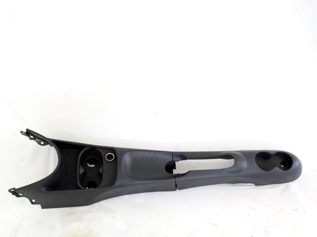 PLASTIKA MED SEDEZI BREZ NASLONJALA ROK OEM N. 735429498 ORIGINAL REZERVNI DEL FIAT 500 CINQUECENTO 312 MK3 (2007 - 2015) DIESEL LETNIK 2009