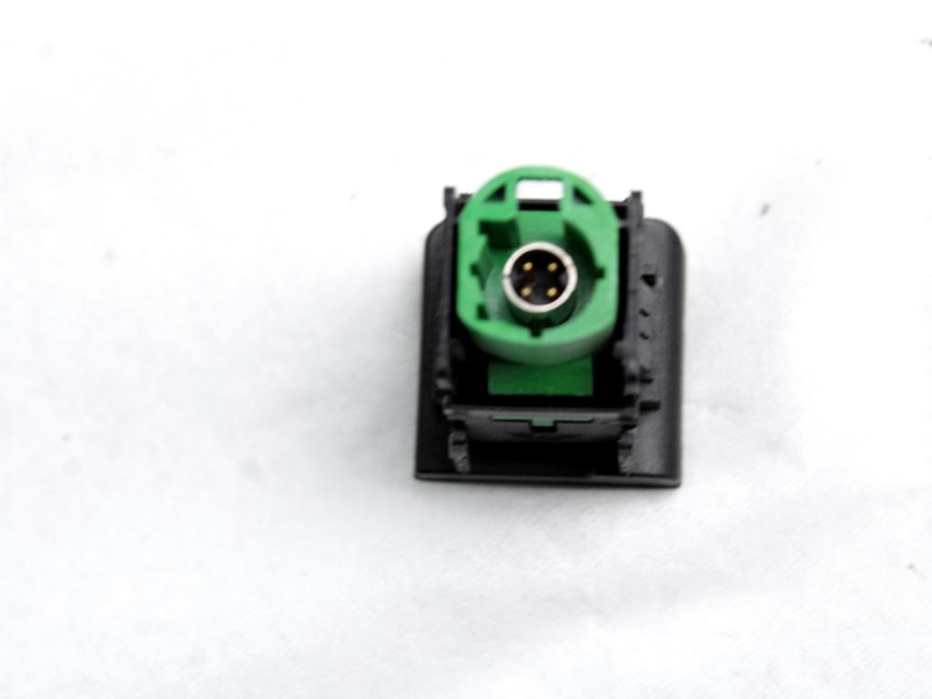 USB / AUX OEM N. 5KD035726A ORIGINAL REZERVNI DEL VOLKSWAGEN SCIROCCO 137 138 MK3 (10/2008 - 06-2014)BENZINA LETNIK 2009
