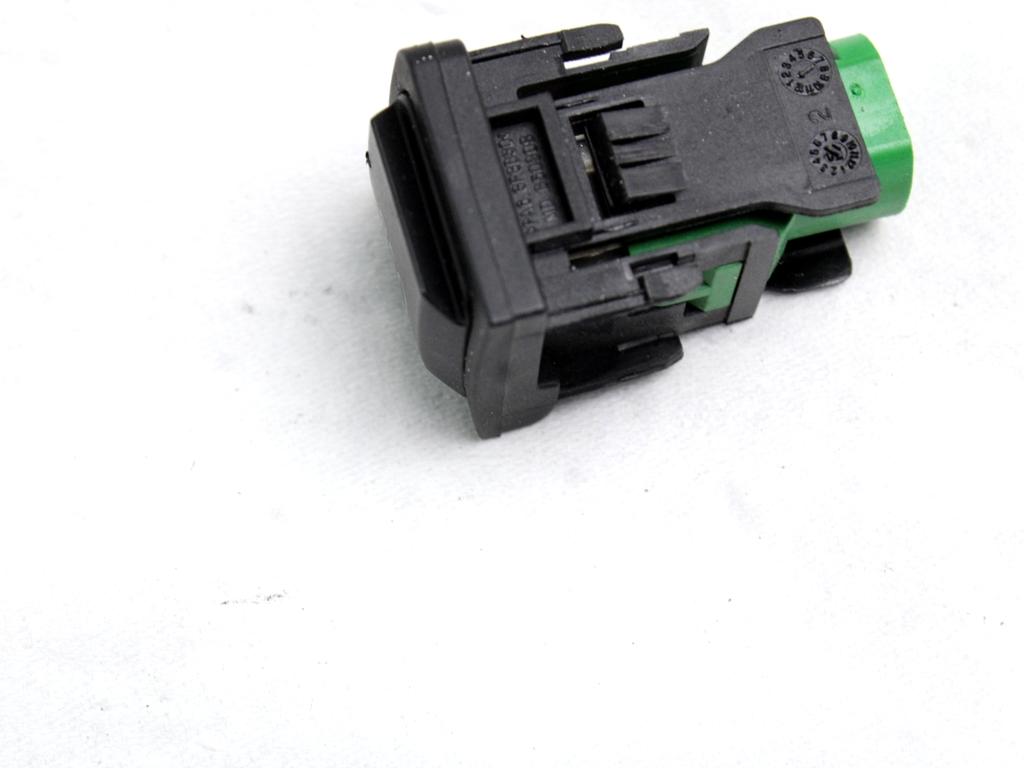USB / AUX OEM N. 5KD035726A ORIGINAL REZERVNI DEL VOLKSWAGEN SCIROCCO 137 138 MK3 (10/2008 - 06-2014)BENZINA LETNIK 2009