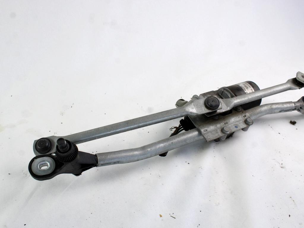 MOTORCEK PREDNJIH BRISALCEV OEM N. 6925706 ORIGINAL REZERVNI DEL BMW SERIE 1 BER/COUPE/CABRIO E81/E82/E87/E88 (2003 - 2007) BENZINA LETNIK 2004